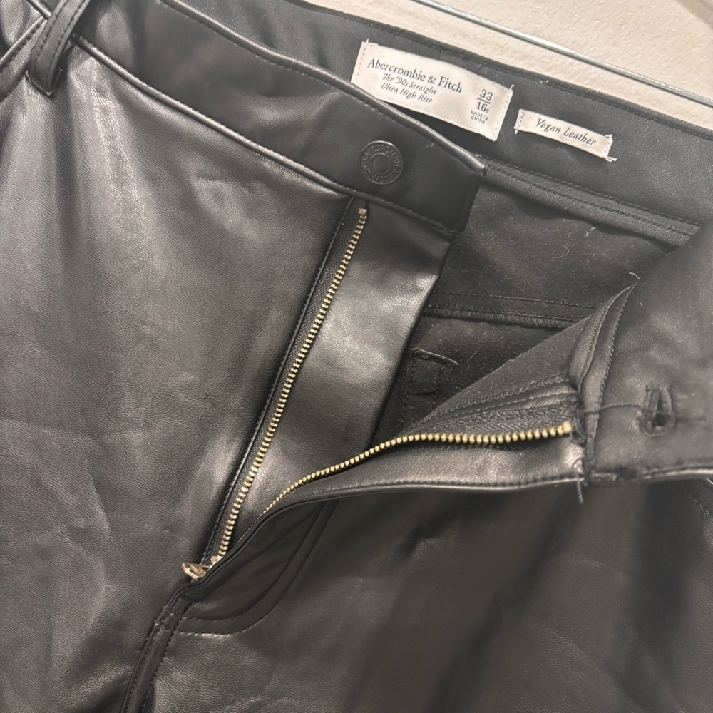 Abercrombie & Fitch 90’s Straight High Rise Vegan Leather Pants Women’s Size 33 - Picture 4 of 9
